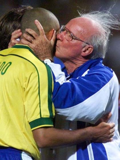 Zagallo saluda a Ronaldo, que protagonizó aquella definición de Francia '98 tras un ataque de convulsiones; aquella noche, Brasil perdió por única vez una final mundialista, por 3-0 contra el local.