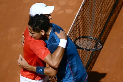 El afectuoso saludo entre Novak Djokovic y Alejandro Tabilo, tras la victoria del chileno en la tercera ronda de Roma