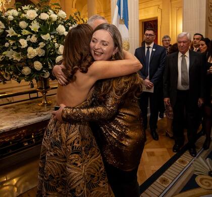El afectuoso saludo entre Wendy Stanley y la embajadora británica, Kirsty Hayes