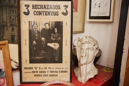 El afiche de una muestra de Federico Manuel Peralta Ramos junto a una escultura de Marta Minujín