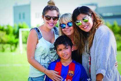 El agasajado posa con la tía Dalma Maradona, la abuela Claudia Villafañe y mamá después de un partido “en su honor”, en el que jugó con la 10 del Barça.