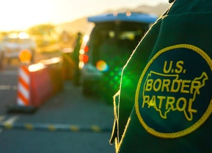 El agente de Aduanas y Protección Fronteriza recibió dinero por sus acciones ilegales