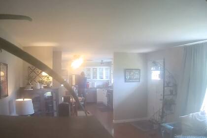 El agente de bienes raíces aprovechó la ausencia de los propietarios, abrió la heladera y tomó leche directamente de la botella