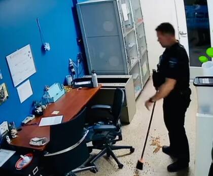 El agente de la policía de Tempe, en Arizona, limpio el desastre de King