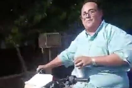 El agente de tránsito que conducía una moto sin patente ni casco y tomando cerveza