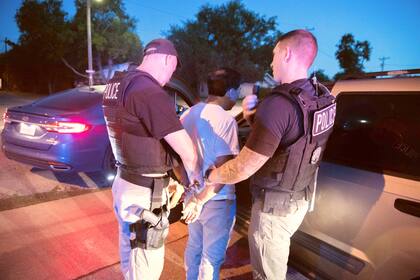 El agente del ICE debe respetar al migrante si expresa "Estoy ejerciendo mi derecho a guardar silencio" durante una detención en Raleigh