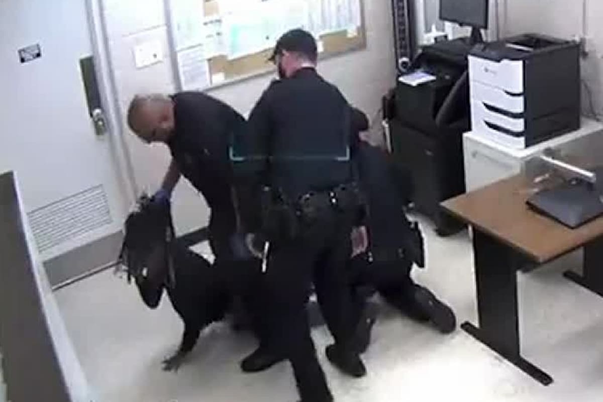 El agente Matthew Rodríguez azotó la cabeza del muchacho contra el suelo y después lo lanzó fuera de la oficina