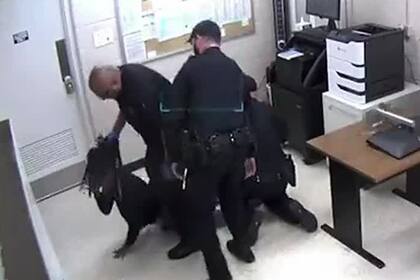 El agente Matthew Rodríguez azotó la cabeza del muchacho contra el suelo y después lo lanzó fuera de la oficina