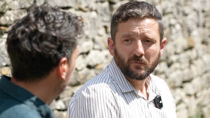 El agente Sam Cooper visita a los niños en sus casas para alejarlos de la ciberdelincuencia.