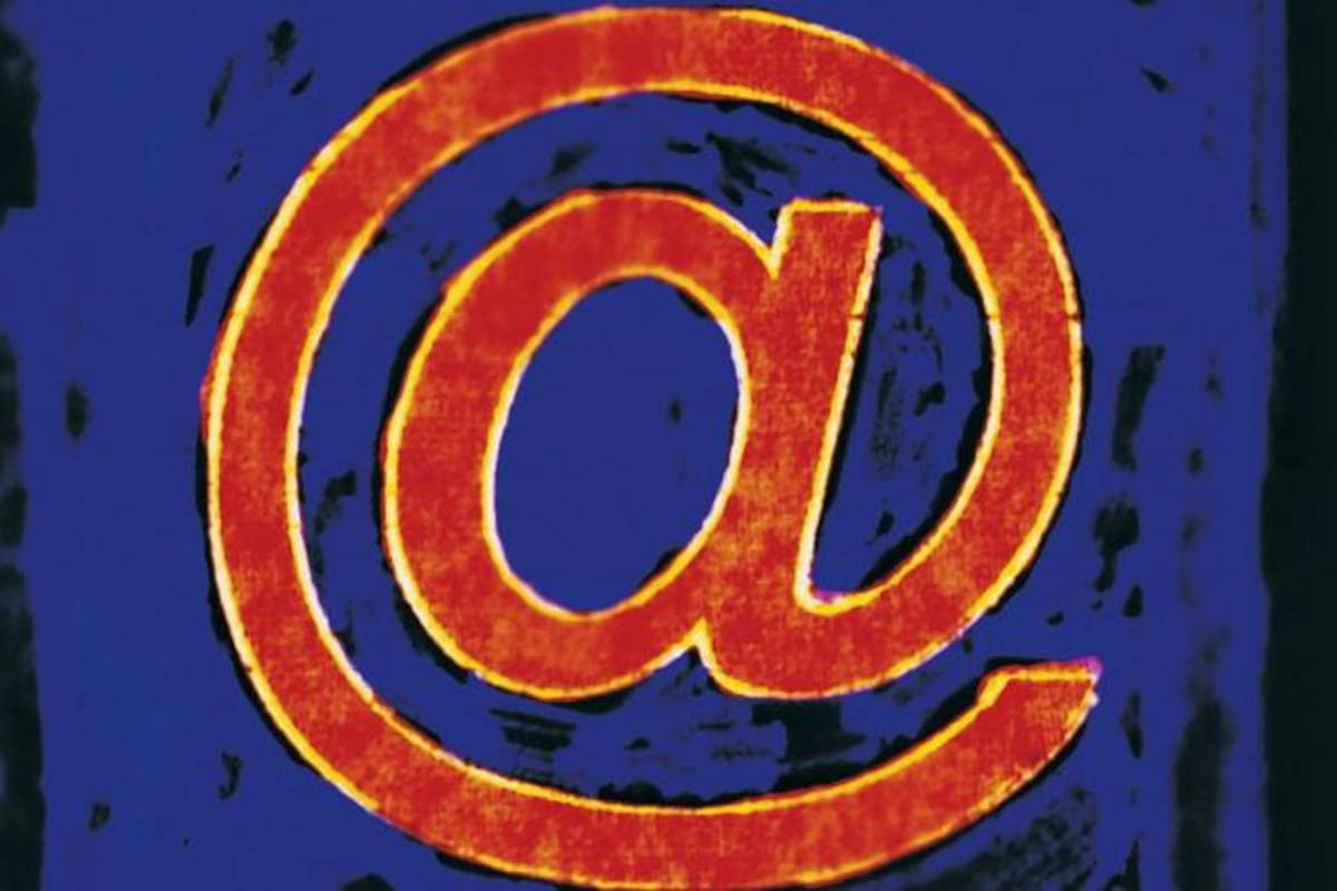 El agraciado signo se ha convertido en el símbolo de la comunicación electrónica moderna, pero su historia es milenaria