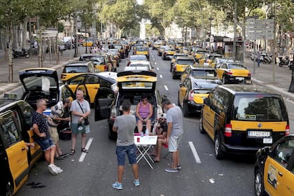 El agresivo modelo de negocios de empresas como Uber o Rappi se basa en la fiebre inversora y la felicidad del consumidor; su contracara son las fuertes pérdidas y la evasión de las regulaciones laborales. En la imagen, taxistas protestan contra Uber y Cabify en la Gran Vía de Barcelona, en julio de