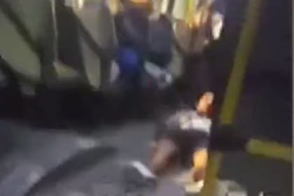 El agresor desmayado en el piso del colectivo de la línea 237.
