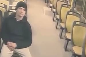 Un chofer de colectivo fue apuñalado por un delincuente, perdió el control del vehículo y chocó