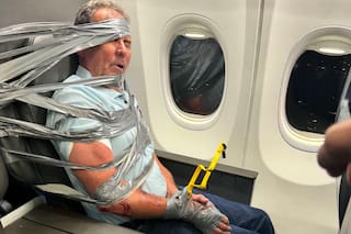 Un pasajero borracho atacó a la tripulación de un vuelo de American Airlines: lo ataron con precintos y cinta adhesiva