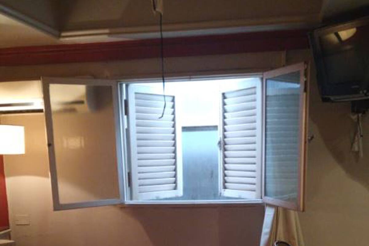 El agresor habría escapado por la ventana del hotel que da a una medianera