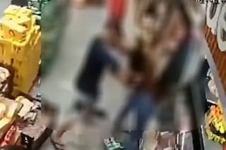 Un hombre asesinó a puñaladas a su expareja mientras en la fila de un supermercado