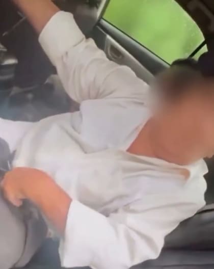 El agresor mientras descendía del auto
