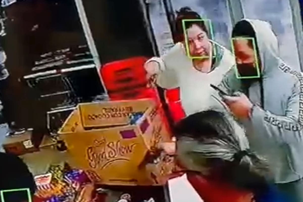 El agresor saca su teléfono para registrar el hecho.