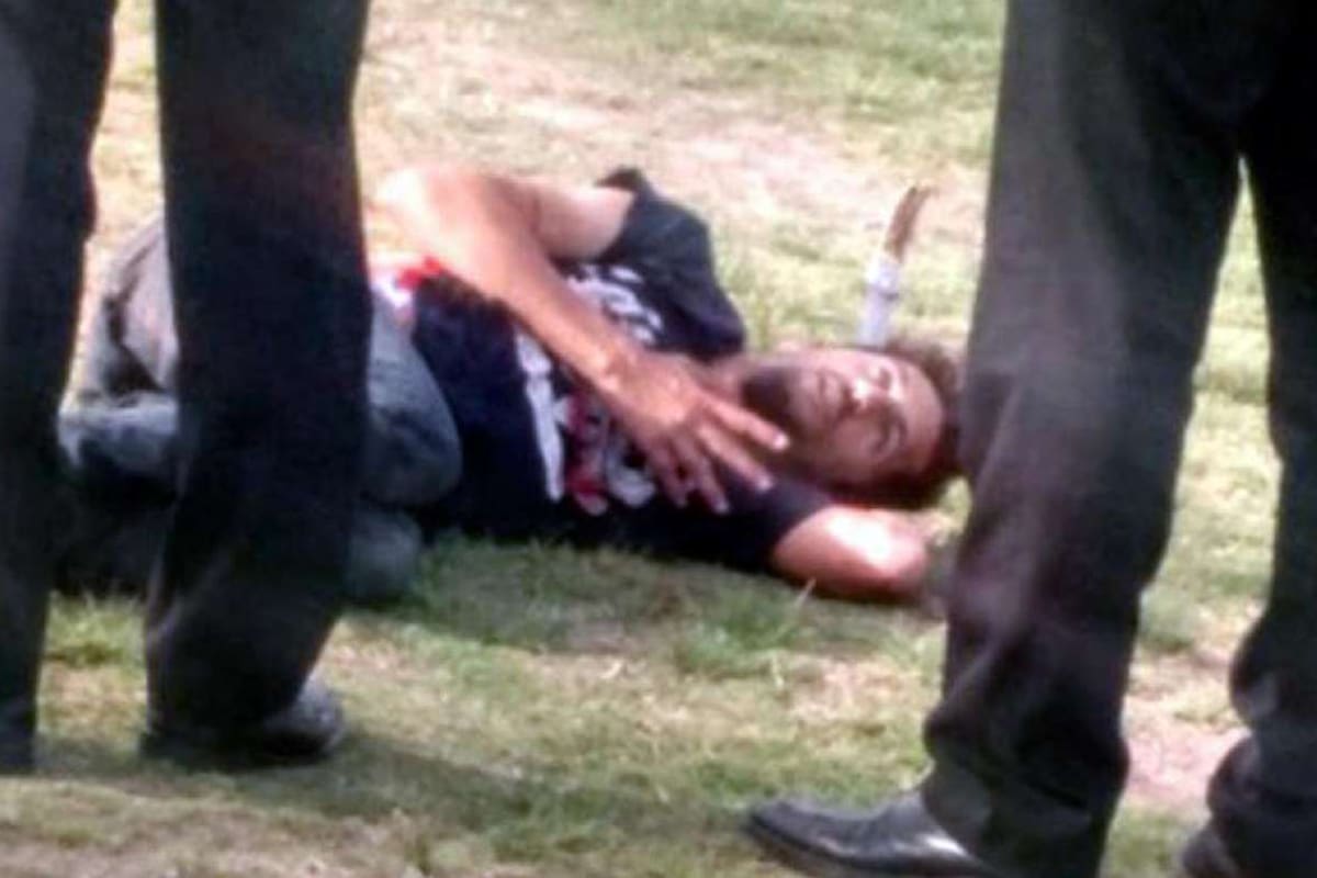 El agresor terminó con su cuchillo clavado en la cabeza