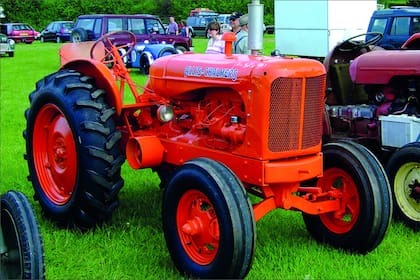 El agricultor restauró por completo el motor del tractor, que llevaba más de diez años sin funcionar
