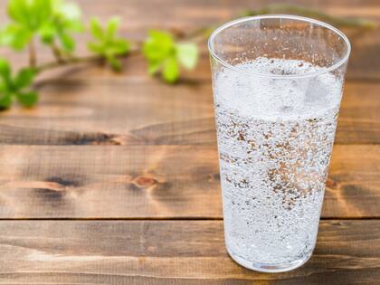 El agua con gas se obtiene al agregar dióxido de carbono al agua bajo presión