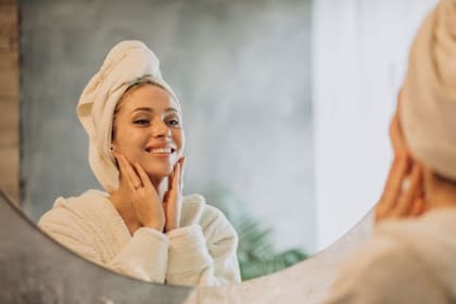 El agua de arroz es uno de los elementos naturales que pueden ayudarte a cuidar la piel de tu rostro