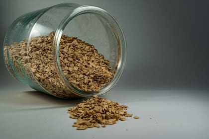 El agua de avena resulta útil en casos de dermatitis leve, piel reactiva o después de la exposición solar