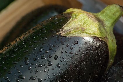 El agua de berenjena puede ayudar tanto a reducir la inflamación abdominal como a controlar el peso