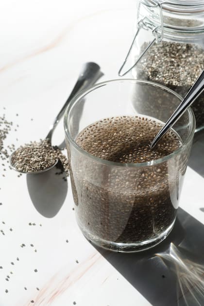 El agua de chía aporta gran cantidad de fibra y es especial para combatir el estreñimiento regular de tránsito intestinal, mejorar la salud digestiva y cuidar la microbiota