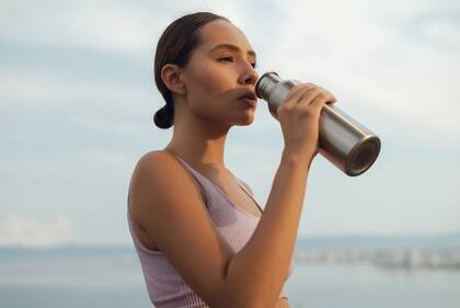 El agua de coco puede funcionar como bebida isotónica, pero no para practicar ciertos ejercicios (Archivo)