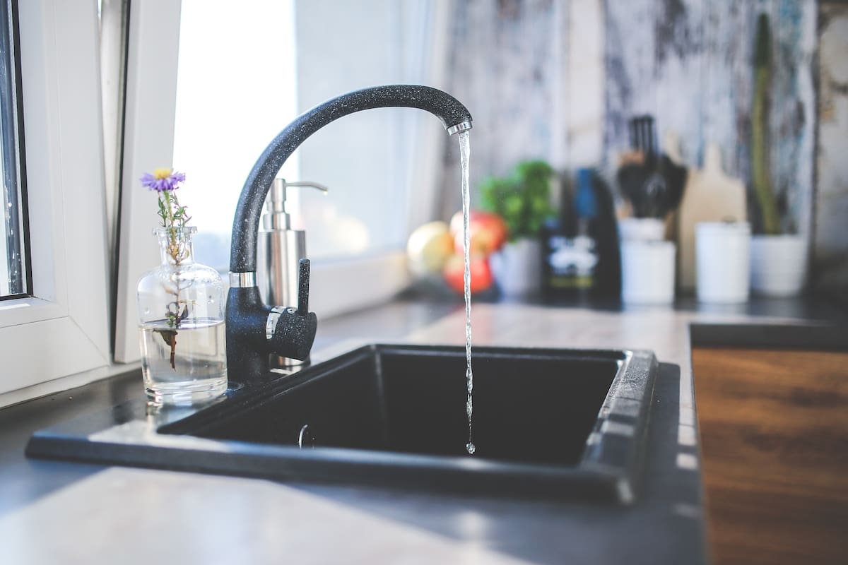 El agua de la canilla con altos niveles de plomo puede provocar problemas de salud, especialmente en niños (Archivo Pixabay)