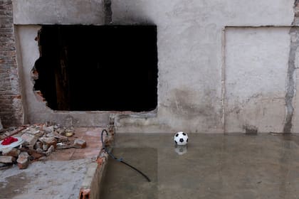 El agua de las cloacas se estanca junto a las casas de los vecinos