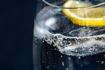 El agua de limón con jengibre, aunque tiene multiples beneficios para la salud, puede producir efectos adversos en el organismo