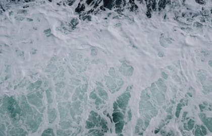 El agua de mar contiene magnesio, que puede ser incorporado por la personas a través de inmersiones prolongadas