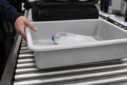 El agua embotellada está limitada en el equipaje de mano, pero puede llevarse sin esa restricción en la valija despachada