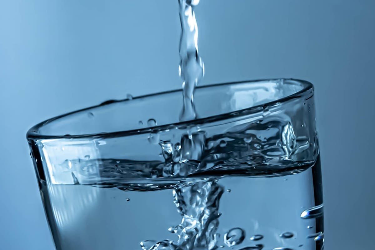El agua es fundamental para mantenerse hidratado