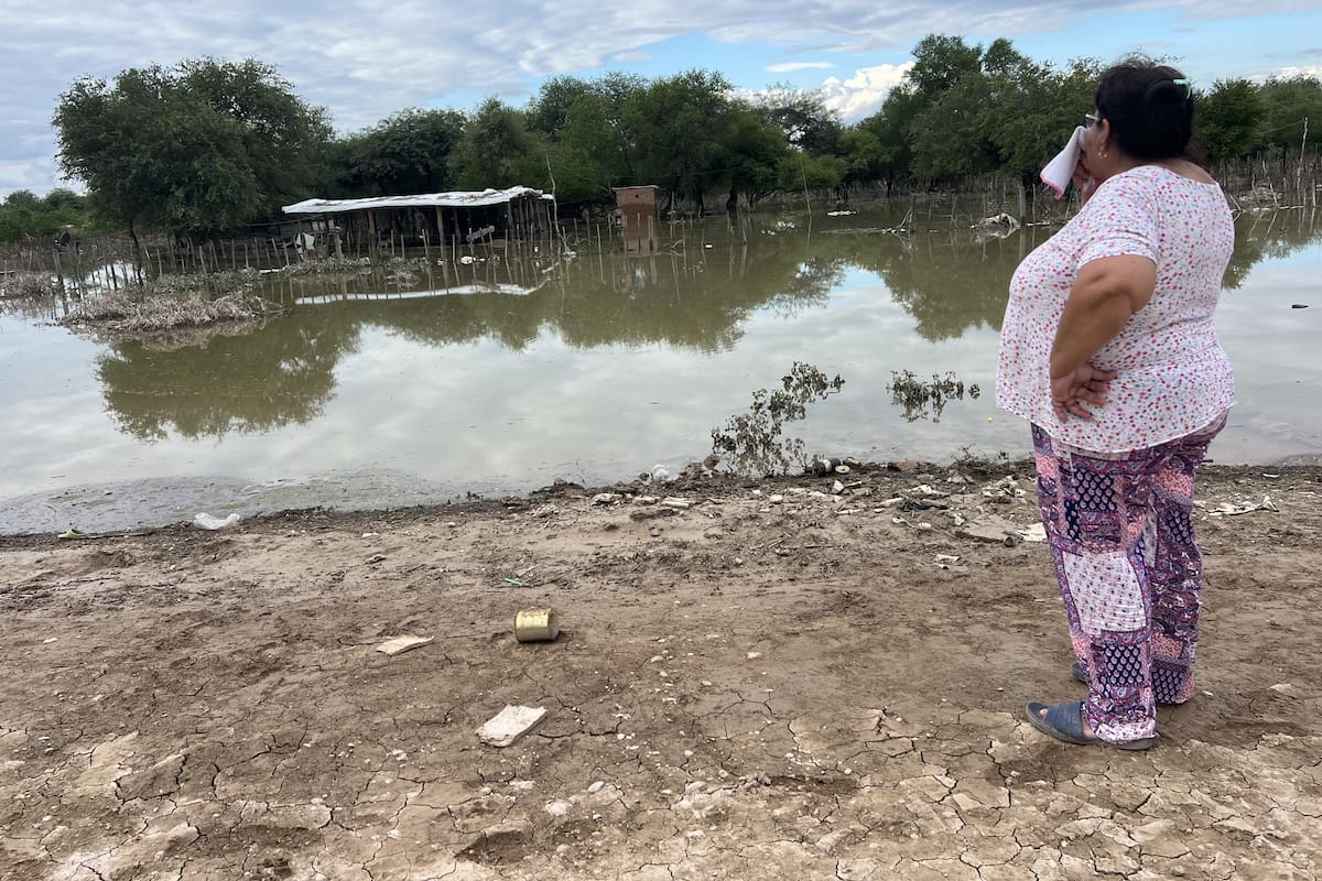 “El agua llegó de un rato para el otro", dice Frías, de la comunidad La Estrella, una de las que arrasó el avance del río
