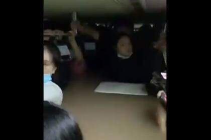 El agua llegó hasta el cuello de algunos pasajeros, aun cuando se subieron a los asientos