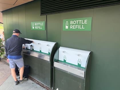 El agua mineral oficial del torneo ofrece un buen servicio a los espectadores: la primera botella se vende y la recarga es gratis durante toda la jornada