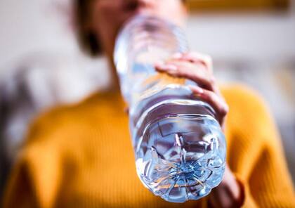 El agua no elimina las toxinas: lo hacen el hígado y los riñones