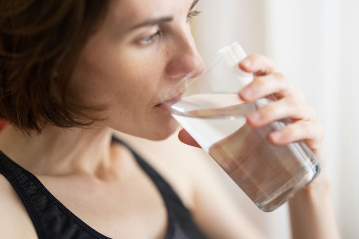 El agua no es la bebida más efectiva para hidratarse, según un estudio