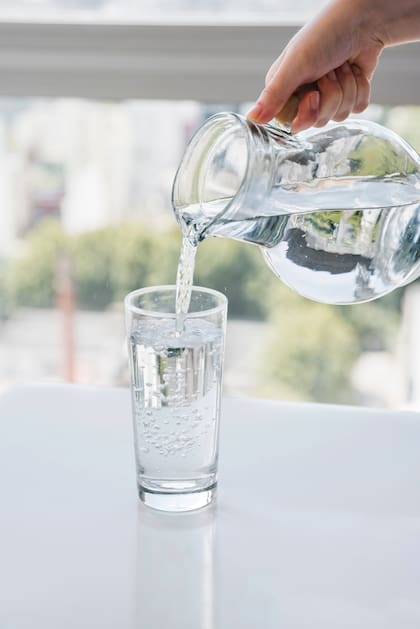 El agua permite eliminar desechos, mantener la presión arterial, regular la temperatura corporal y más