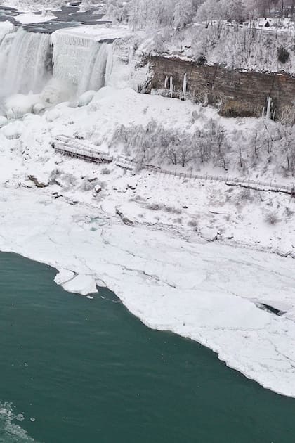El agua que fluye alrededor del hielo debido a las temperaturas bajo cero en las cataratas del Niágara, en el estado de Nueva York, Estados Unidos.