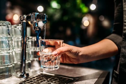 El agua reemplaza en algunos pedidos al vino; los clientes buscan opciones más baratas