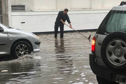 El agua se sube a las veredas en el barrio de Palermo