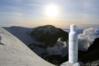El Agua Termal de Cremas Caviahue con el Volcan Copahue detrás.
