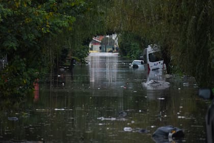 El agua y los residuos coparon la avenida República del Líbano, en Quilmes