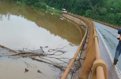 El agua ya tocando el viaducto del puente Piray Guazú