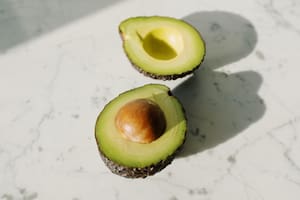 El aguacate contiene luteína y zeaxantina