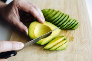 El aguacate o palta posee grasas del tipo más sano que son las monoinsaturadas con las del aceite de oliva; por otra parte, aporta al organismo vitamina E, C, A y una variedad de minerales tales como el potasio, magnesio, fósforo, hierro, cobre y zinc